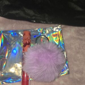 Purple Pom Pom With Gloss Lippe